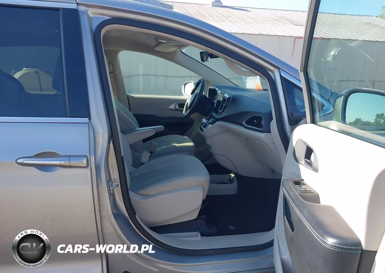 2018 Chrysler Pacifica Hybrid Touring Plus VIN:2C4RC1H77JR158297 - 5