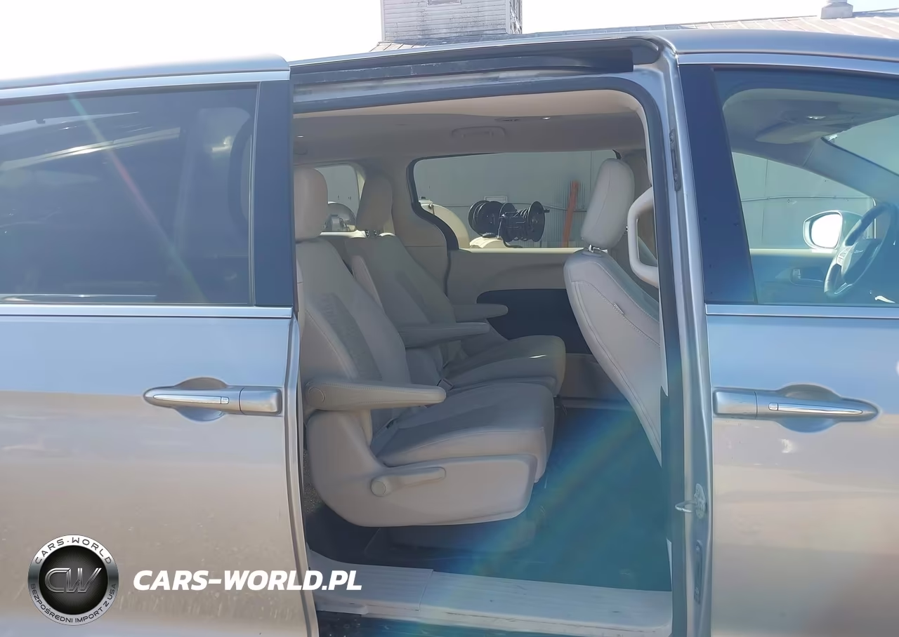 2018 Chrysler Pacifica Hybrid Touring Plus VIN:2C4RC1H77JR158297 - 8