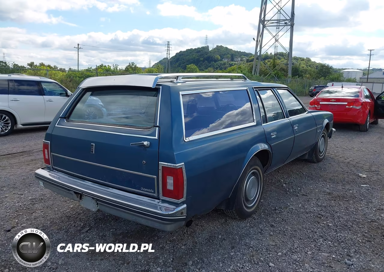 1977 Oldsmobile Custom Cruiser VIN:3Q35K7X193122 - 4