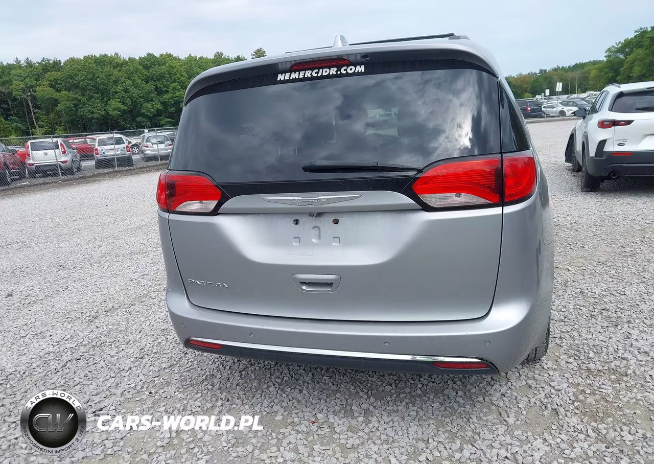 2017 Chrysler Pacifica Touring-L VIN:2C4RC1BG1HR539971 - 16