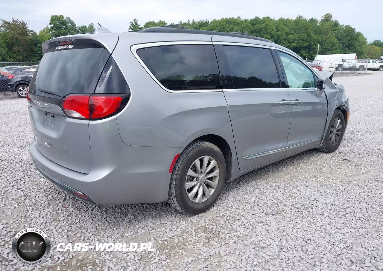 2017 Chrysler Pacifica Touring-L VIN:2C4RC1BG1HR539971 - 4
