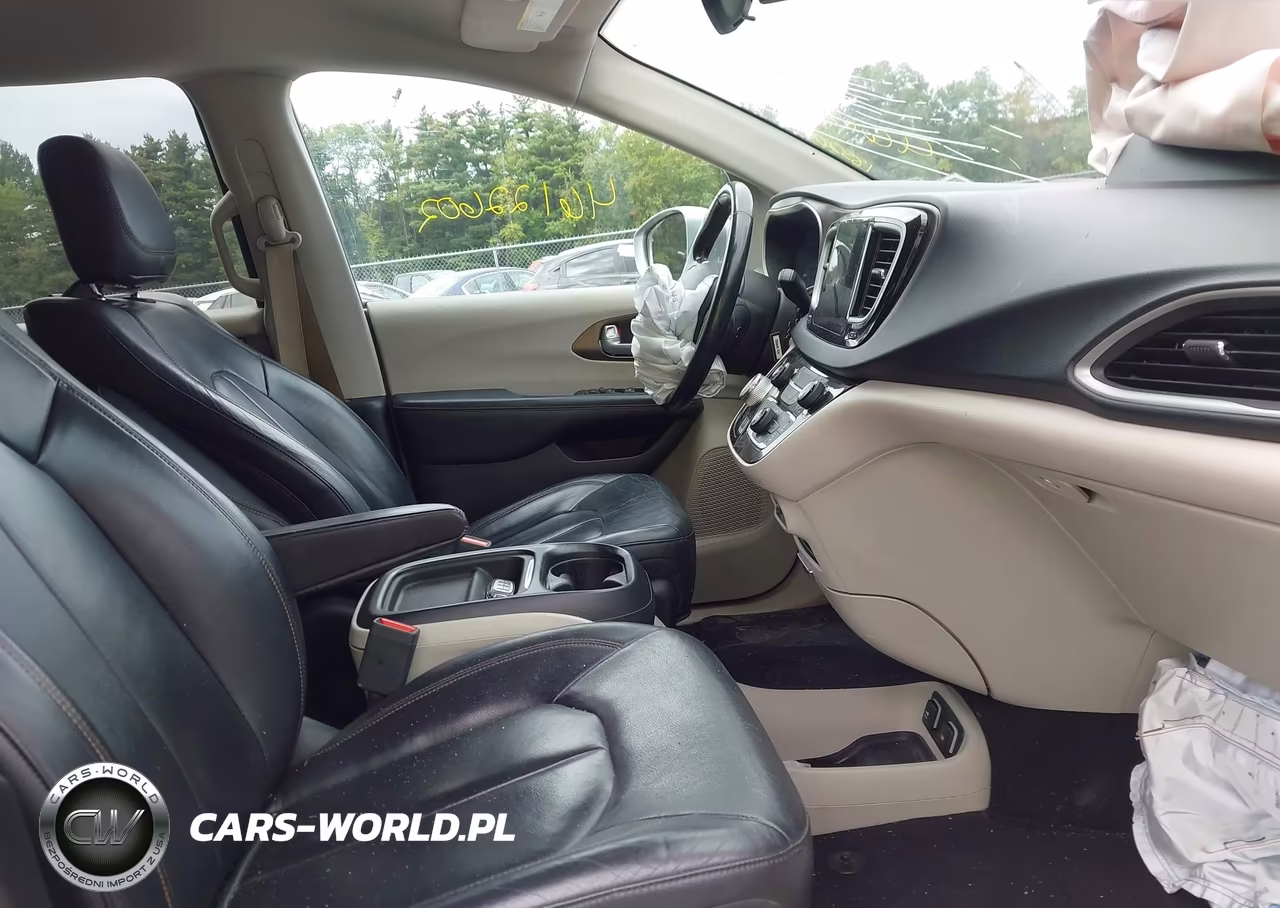 2017 Chrysler Pacifica Touring-L VIN:2C4RC1BG1HR539971 - 5
