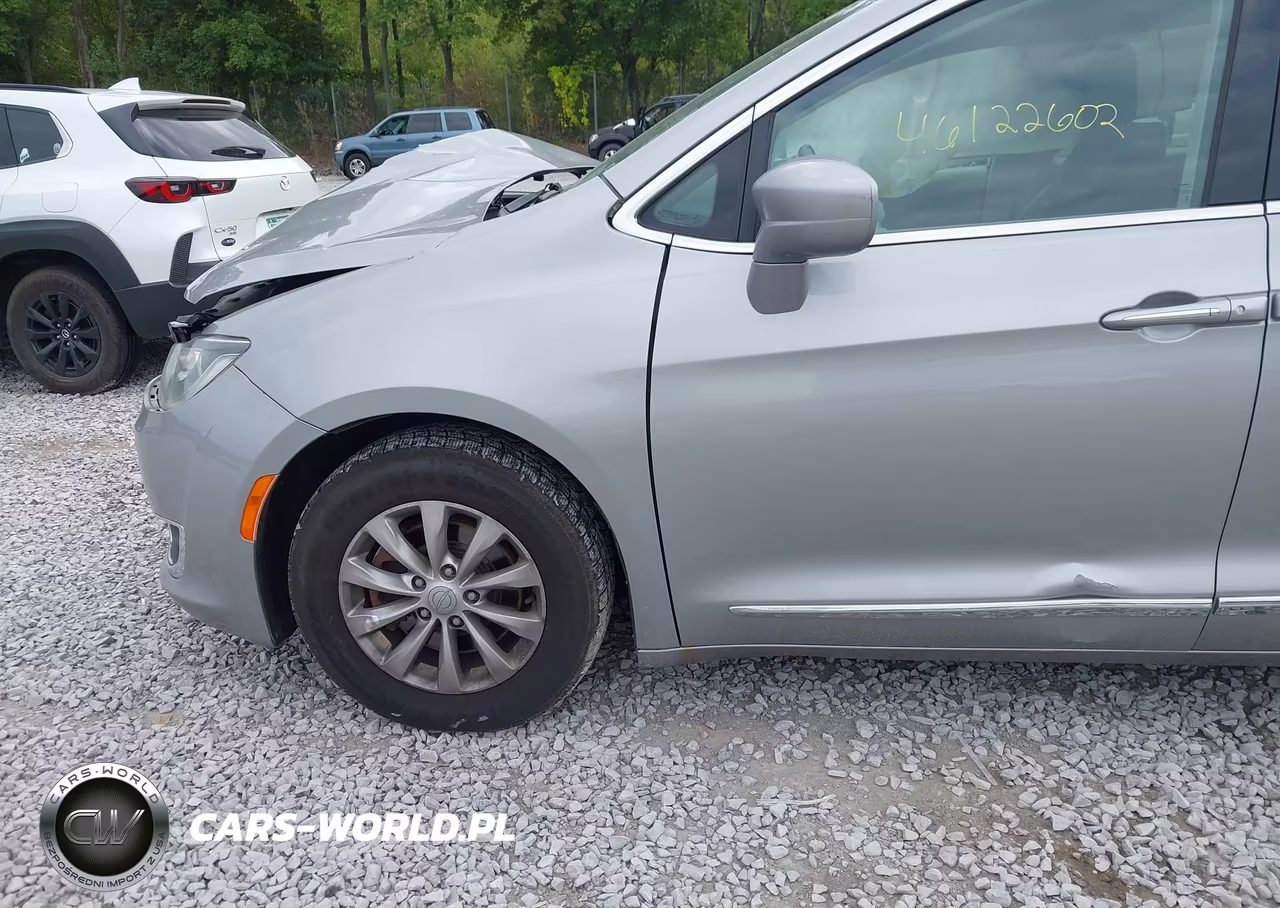 2017 Chrysler Pacifica Touring-L VIN:2C4RC1BG1HR539971 - 6