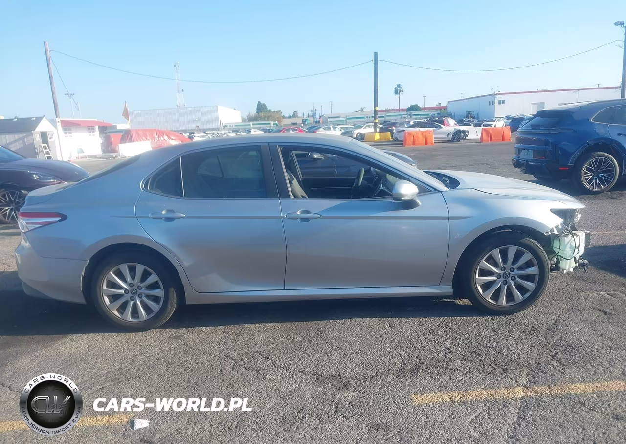 2018 Toyota Camry Le VIN:JTNB11HK1J3032520 - 13