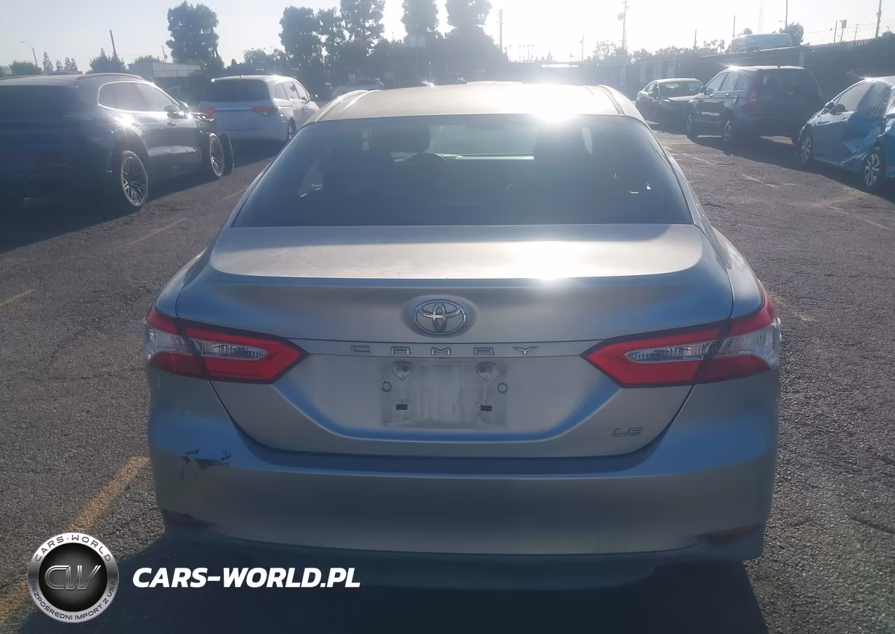 2018 Toyota Camry Le VIN:JTNB11HK1J3032520 - 16