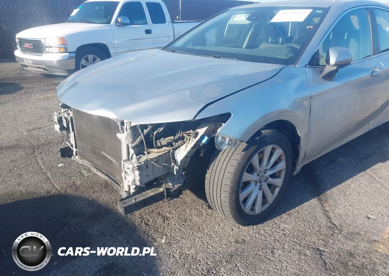 2018 Toyota Camry Le VIN:JTNB11HK1J3032520 - 17