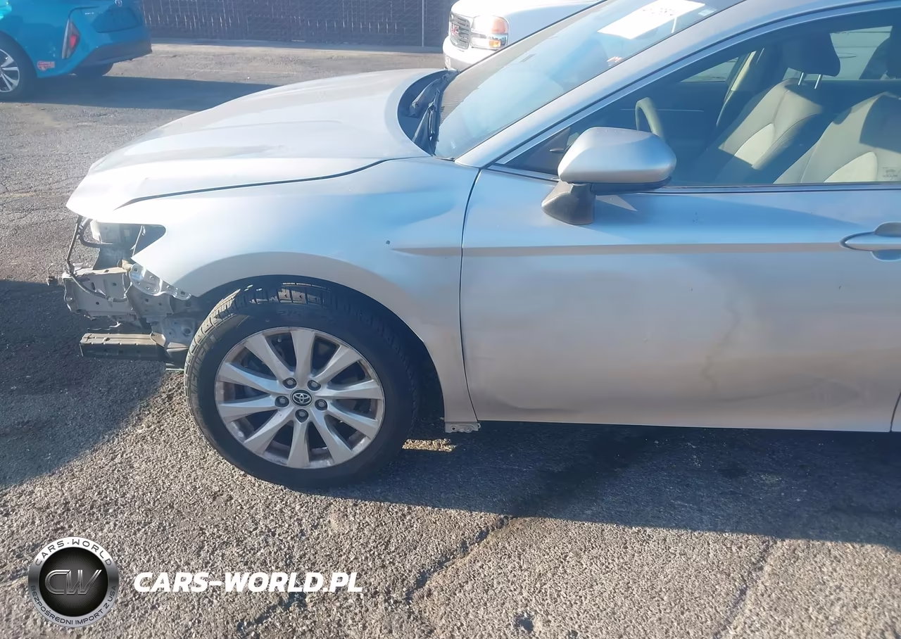 2018 Toyota Camry Le VIN:JTNB11HK1J3032520 - 18