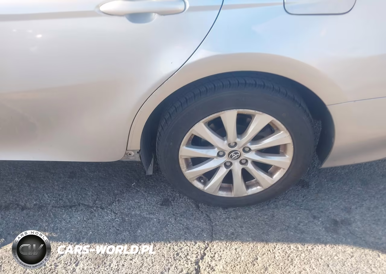 2018 Toyota Camry Le VIN:JTNB11HK1J3032520 - 19