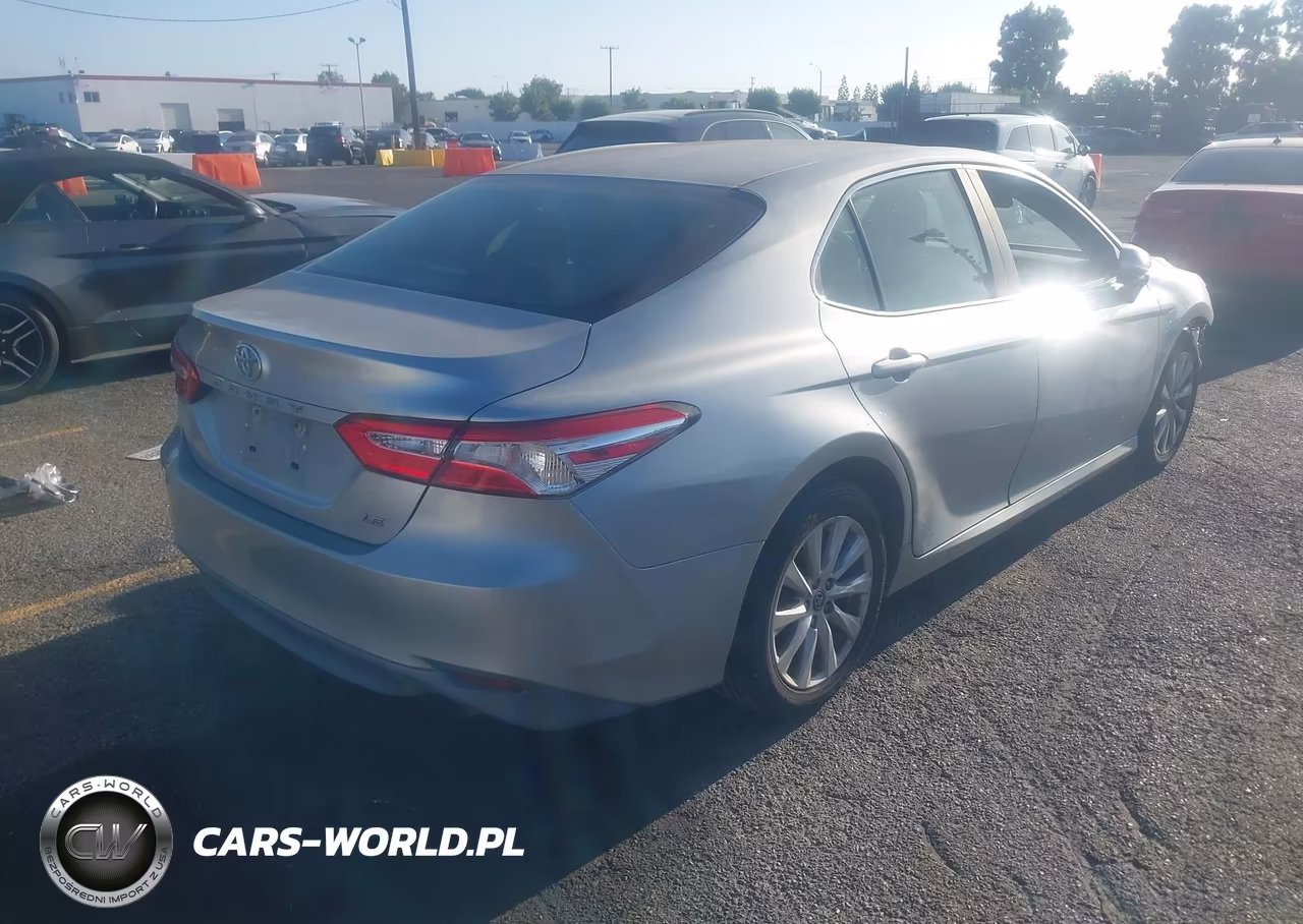 2018 Toyota Camry Le VIN:JTNB11HK1J3032520 - 4