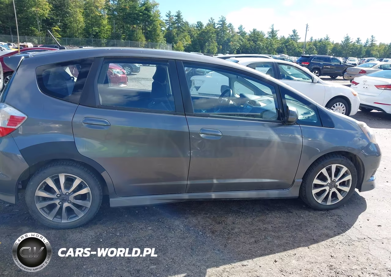 2013 Honda Fit Sport VIN:JHMGE8H5XDC060935 - 13