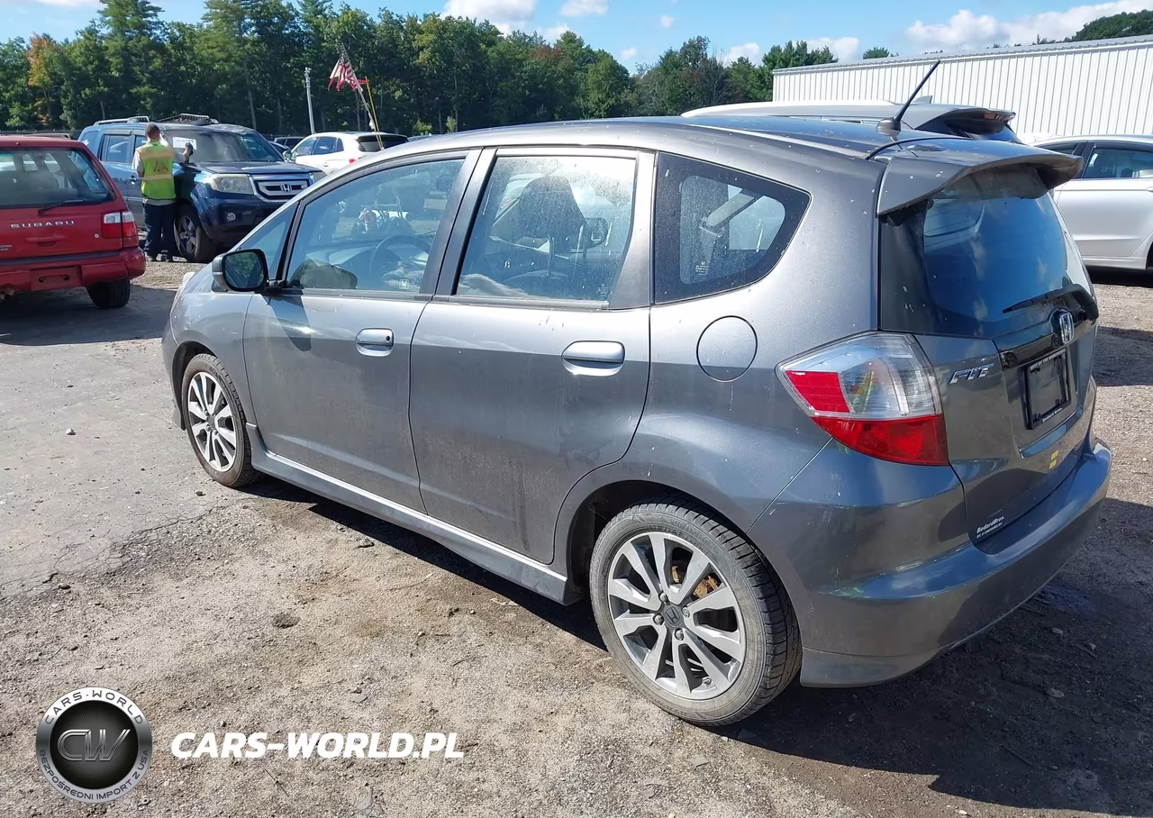 2013 Honda Fit Sport VIN:JHMGE8H5XDC060935 - 3