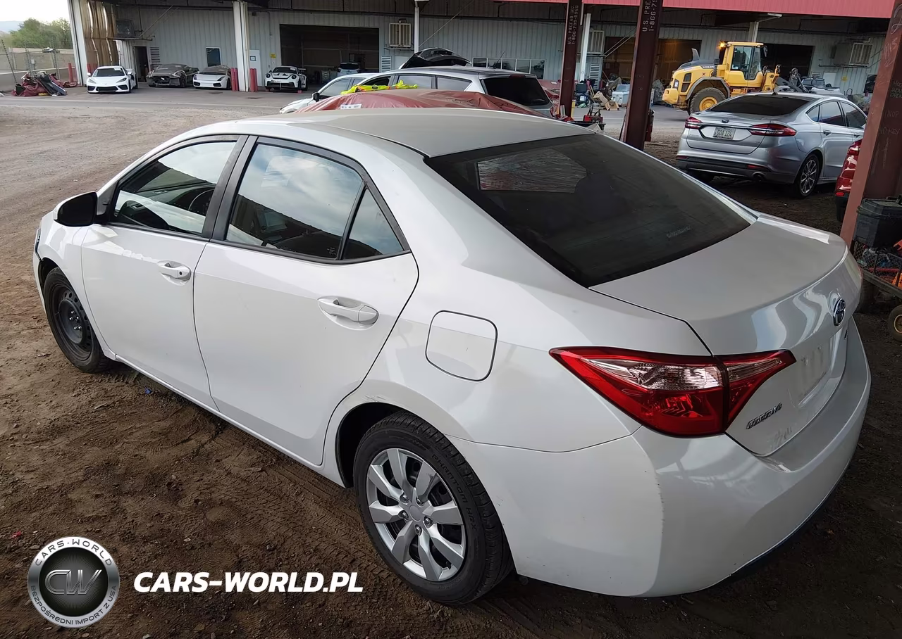 2018 Toyota Corolla Le VIN:5YFBURHE8JP797624 - 3