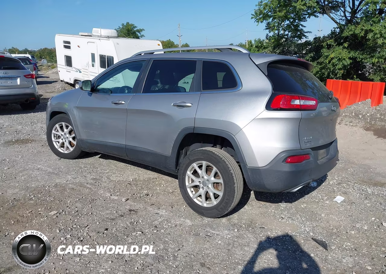 2016 Jeep Cherokee Latitude VIN:1C4PJMCS2GW105873 - 3