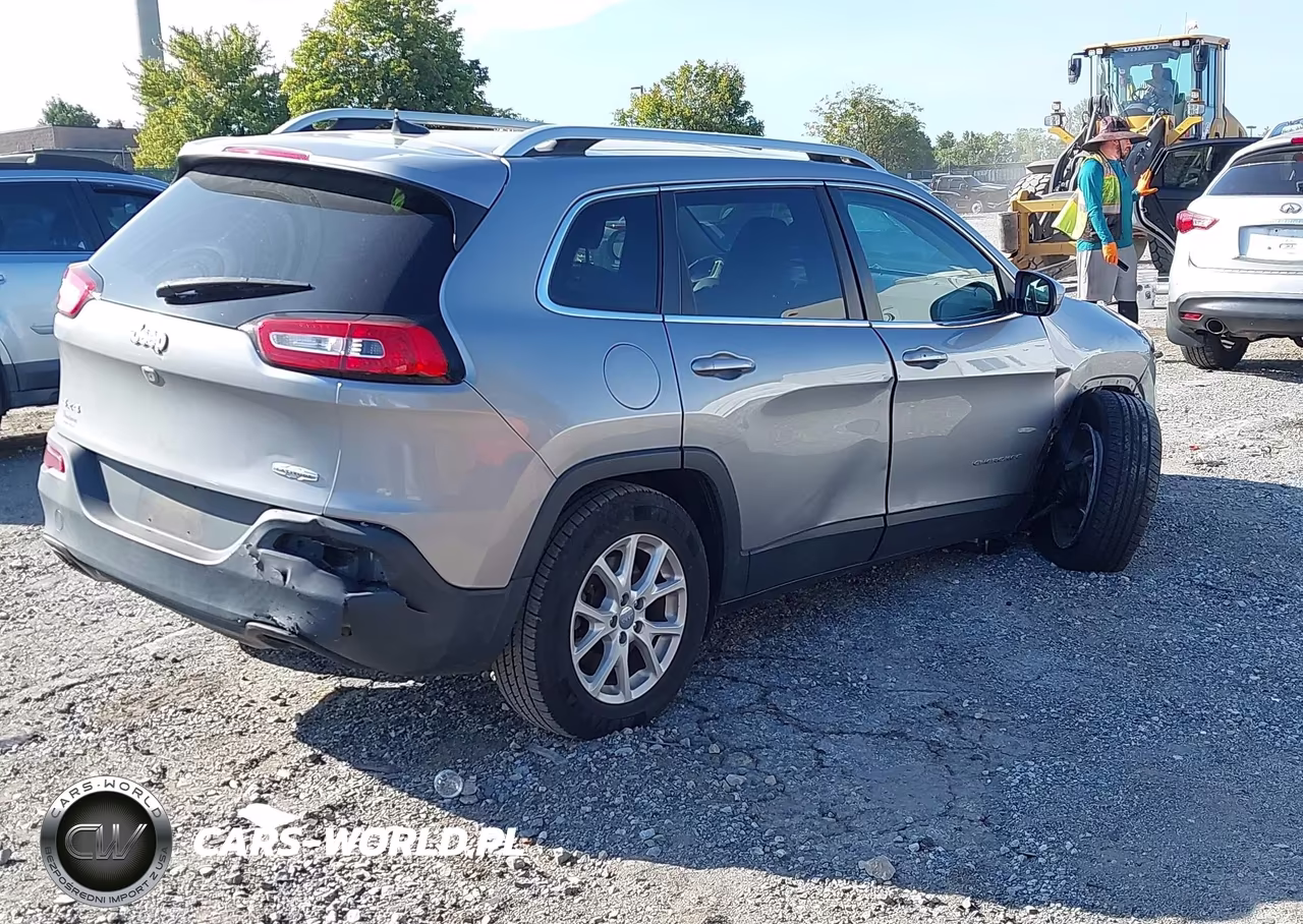 2016 Jeep Cherokee Latitude VIN:1C4PJMCS2GW105873 - 4