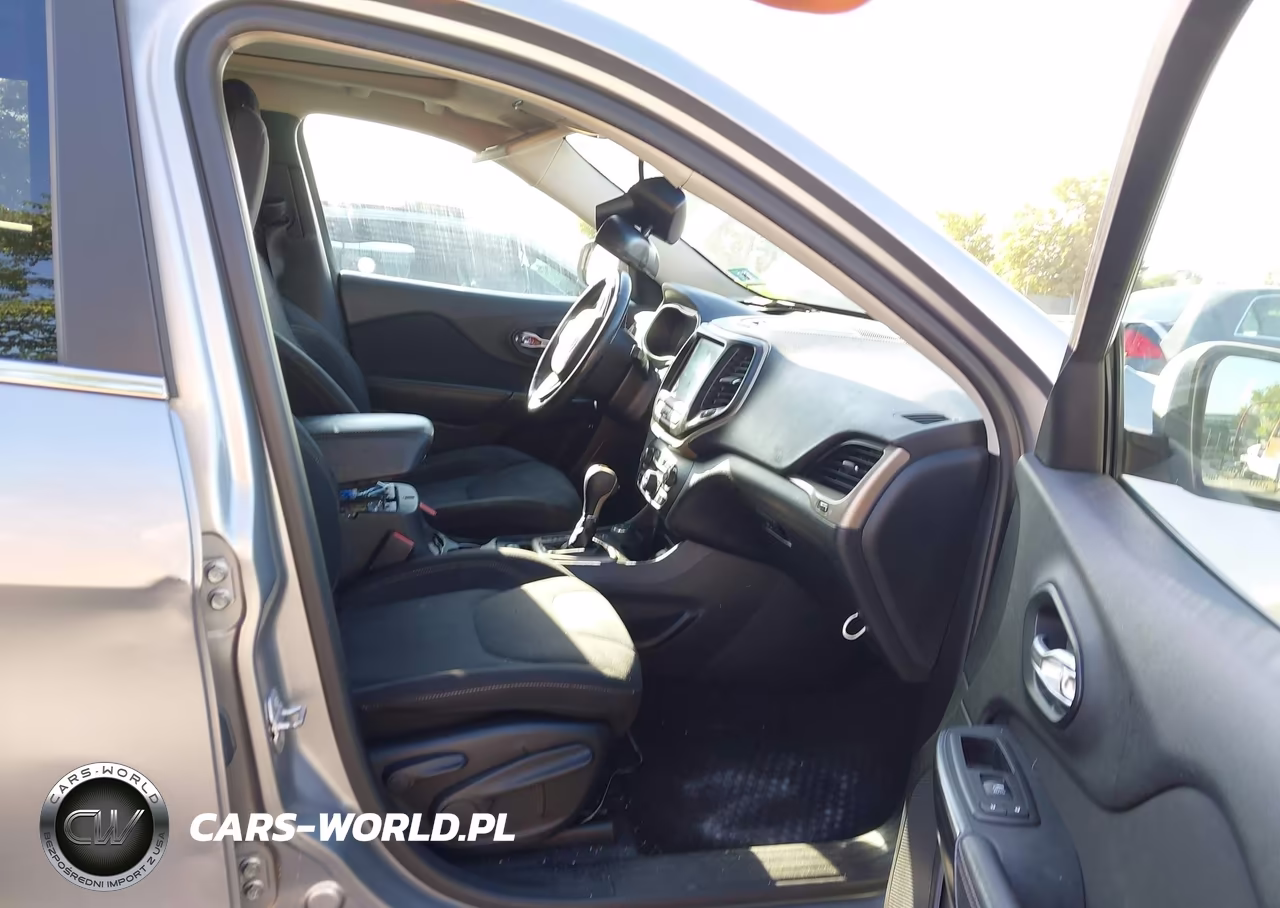 2016 Jeep Cherokee Latitude VIN:1C4PJMCS2GW105873 - 5