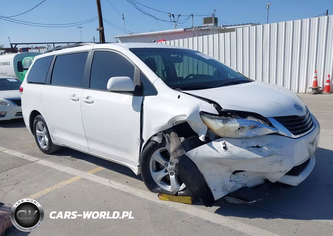 2012 Toyota Sienna Le V6 8 Passenger