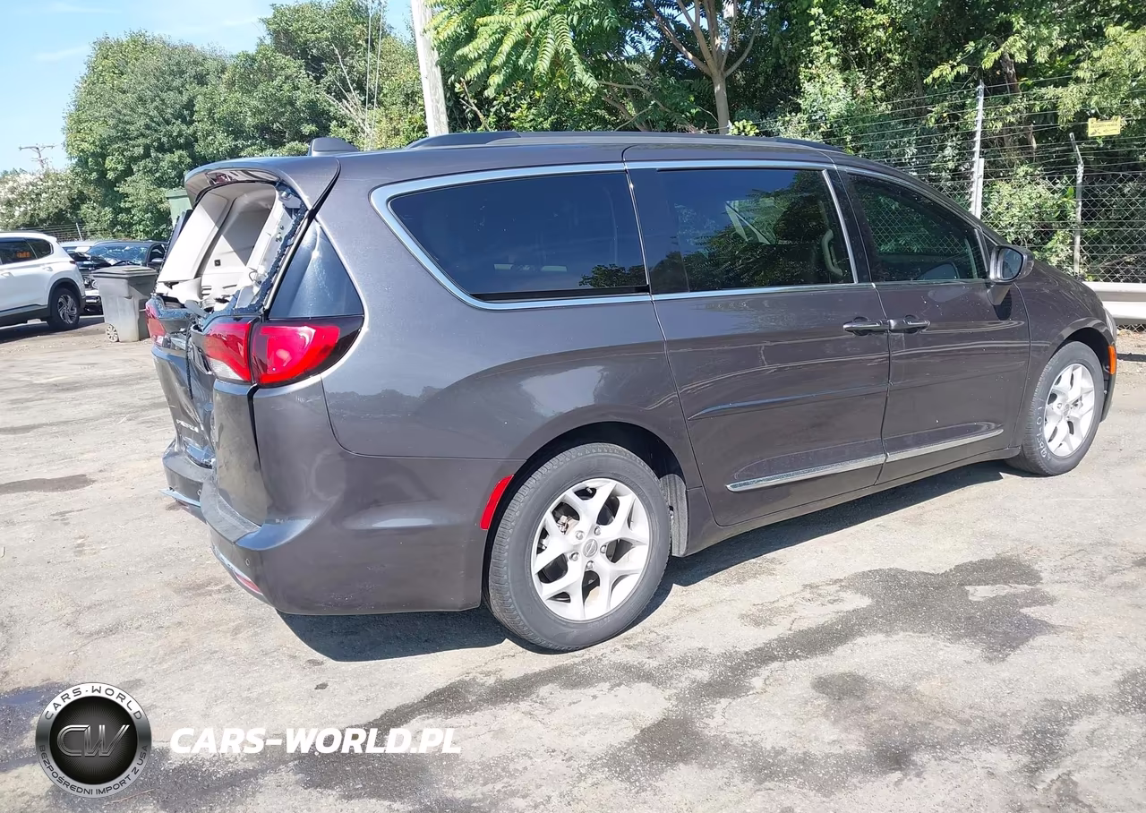2017 Chrysler Pacifica Touring-L VIN:2C4RC1BG6HR638091 - 4