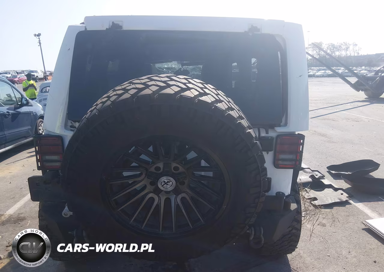 2015 Jeep Wrangler Unlimited Sahara VIN:1C4BJWEG2FL610360 - 17