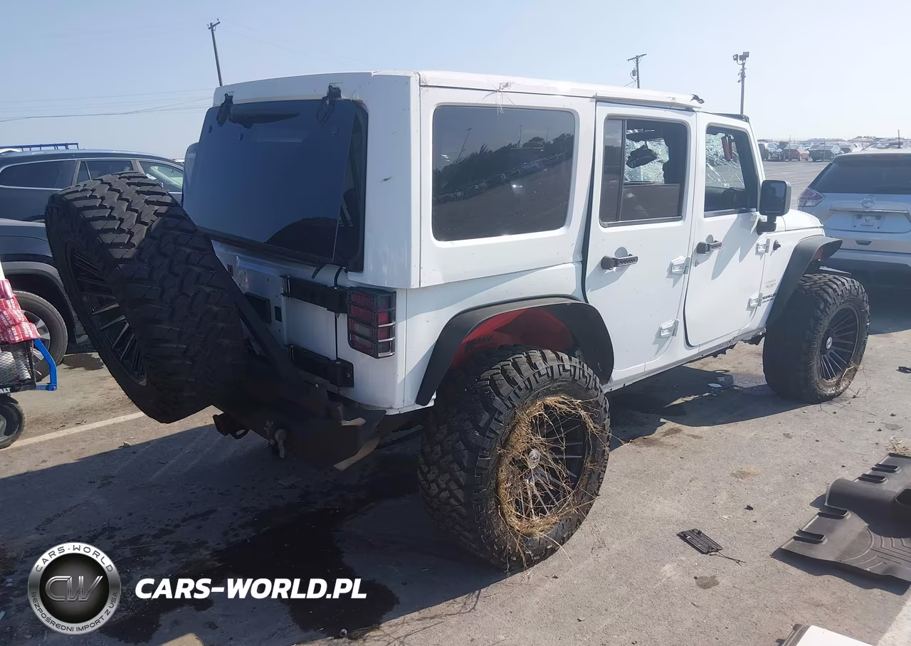 2015 Jeep Wrangler Unlimited Sahara VIN:1C4BJWEG2FL610360 - 4
