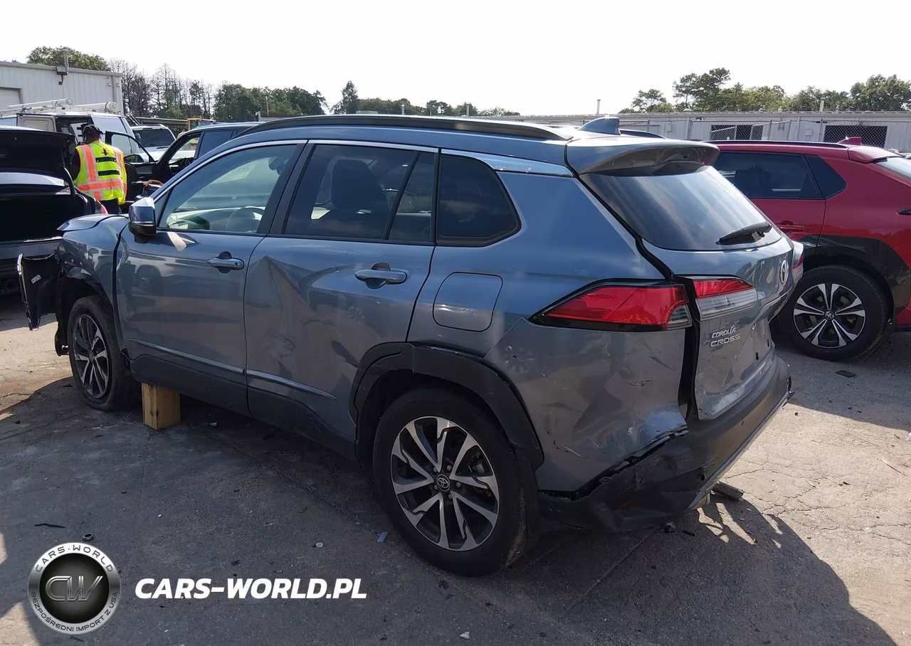 2022 Toyota Corolla Cross Xle VIN:7MUDAABG9NV013063 - 3