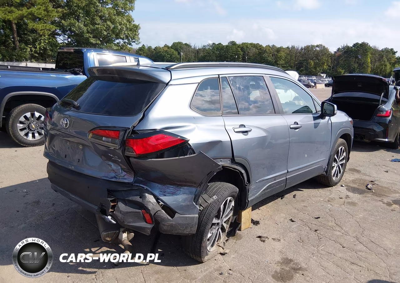 2022 Toyota Corolla Cross Xle VIN:7MUDAABG9NV013063 - 4