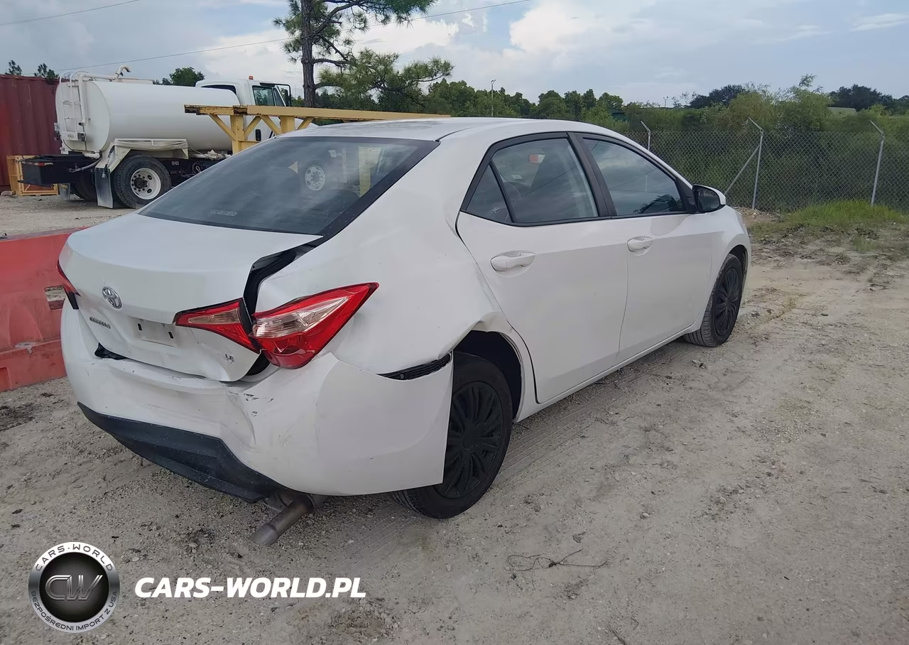 2017 Toyota Corolla Le VIN:5YFBURHE5HP678911 - 4