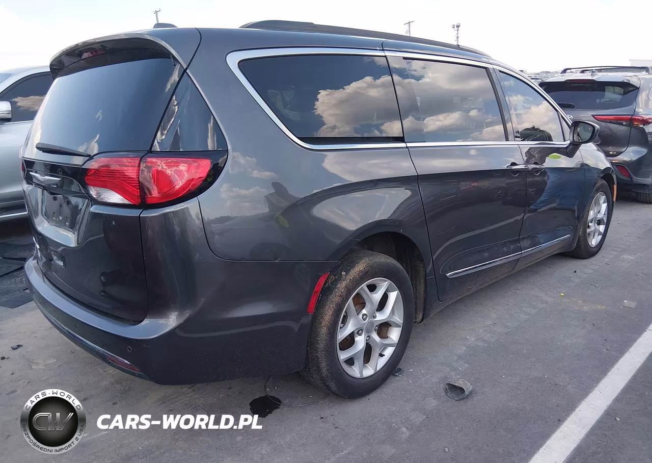 2017 Chrysler Pacifica Touring-L VIN:2C4RC1BG3HR684770 - 4