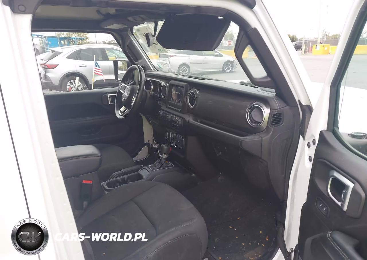 2019 Jeep Wrangler Unlimited Sahara 4X4 VIN:1C4HJXEN6KW614676 - 5