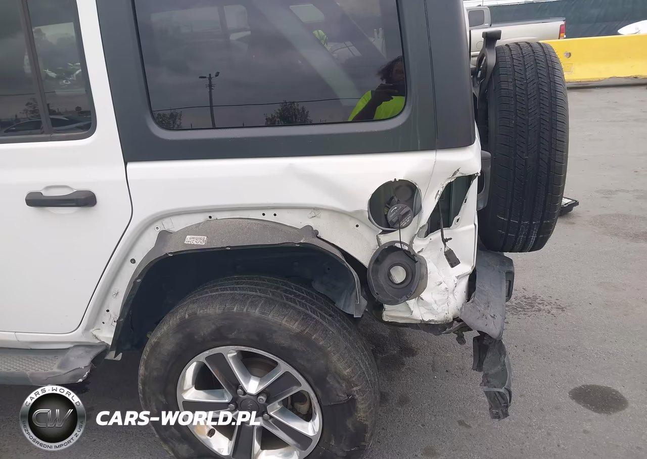 2019 Jeep Wrangler Unlimited Sahara 4X4 VIN:1C4HJXEN6KW614676 - 6