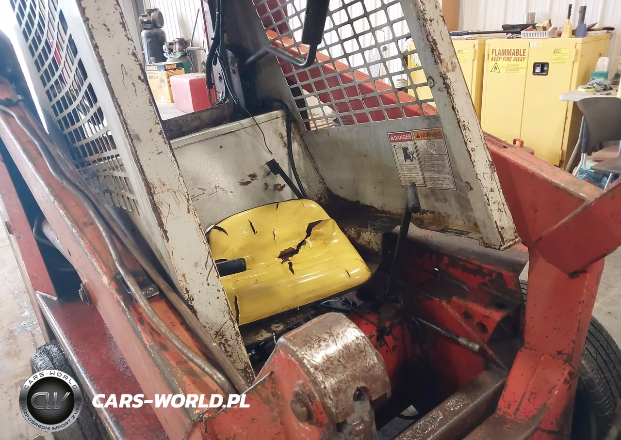 1992 Gehl 3310 Skid Loader VIN:000000000000000NA - 5