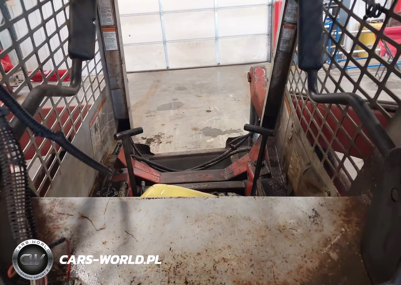 1992 Gehl 3310 Skid Loader VIN:000000000000000NA - 8