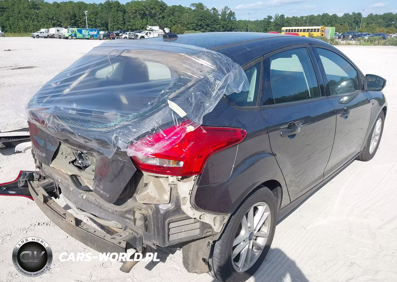 2015 Ford Focus Se VIN:1FADP3K21FL241995 - 4