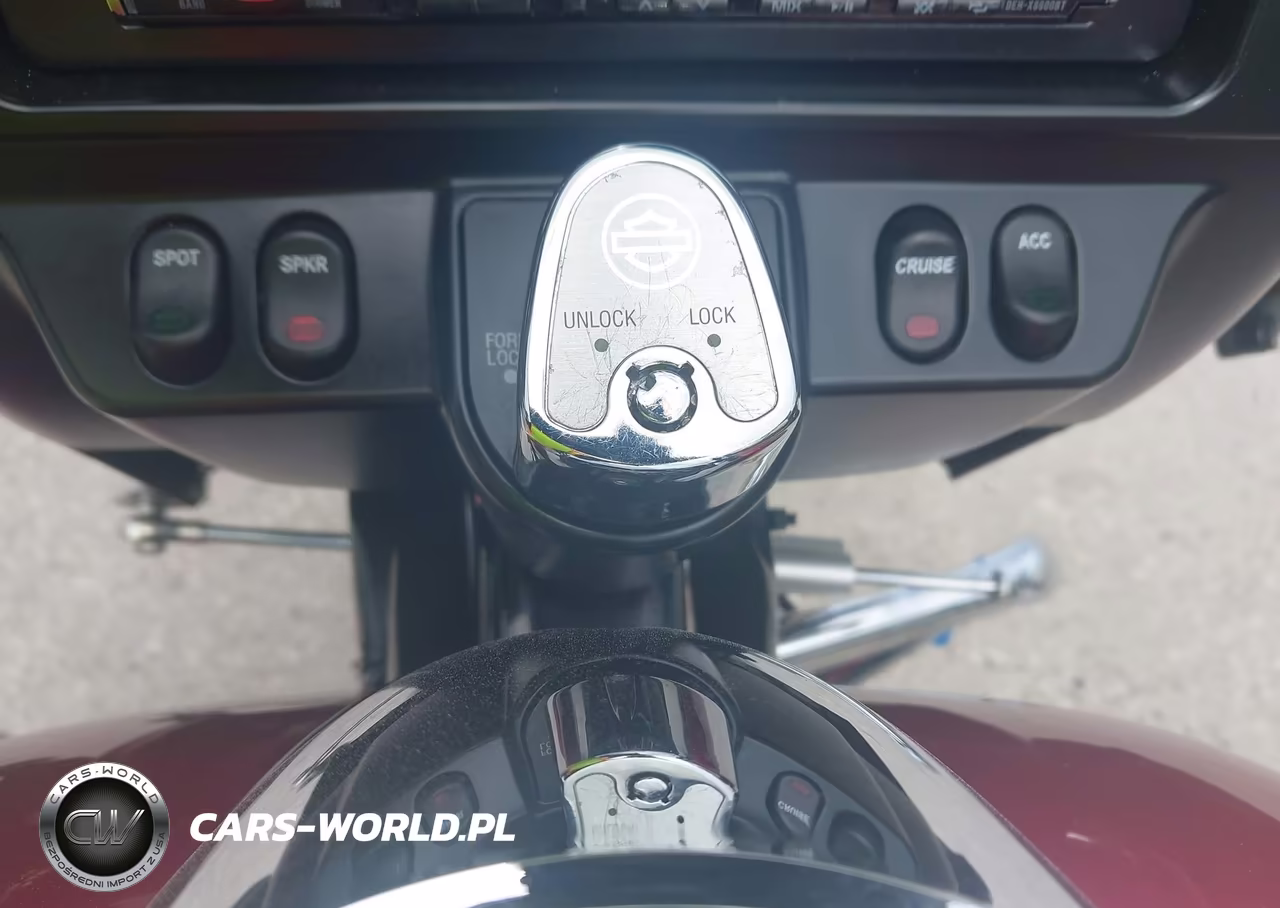 2012 Harley-Davidson Flhtcutg Tri Glide Ultra Classic VIN:1HD1MAM19CB853506 - 11