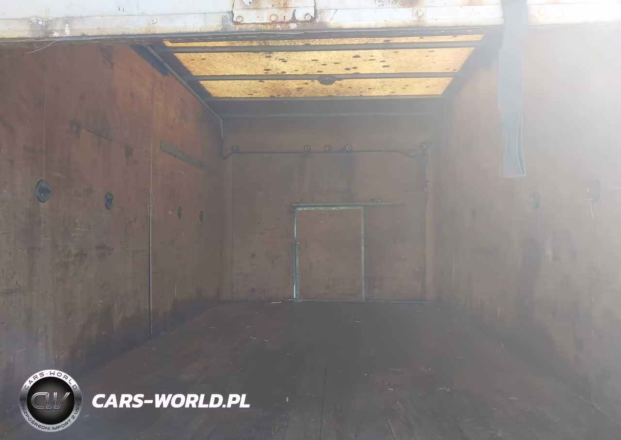 2006 Chevrolet Express Cutaway Work Van VIN:1GBJG31U761275570 - 6