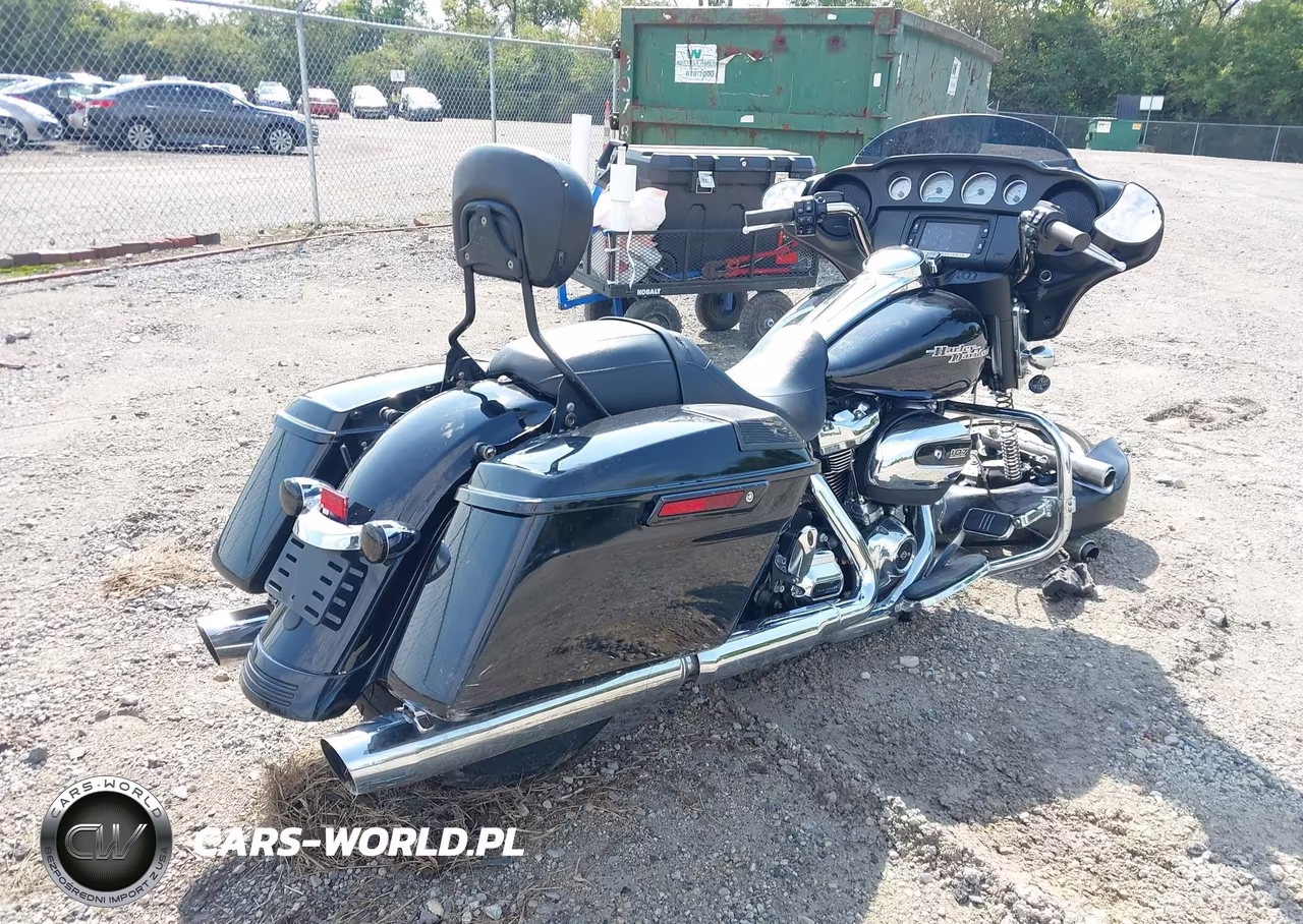 2018 Harley-Davidson Flhx Street Glide VIN:1HD1KBC12JB673178 - 4