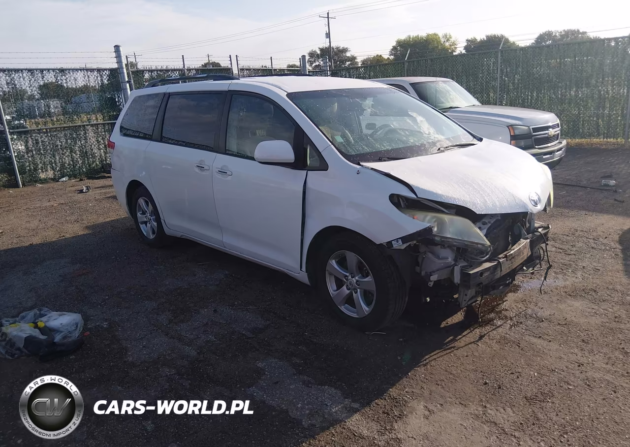 2012 Toyota Sienna Le V6 8 Passenger
