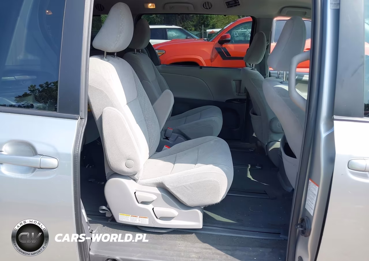 2019 Toyota Sienna Le 7 Passenger VIN:5TDJZ3DC9KS225565 - 8