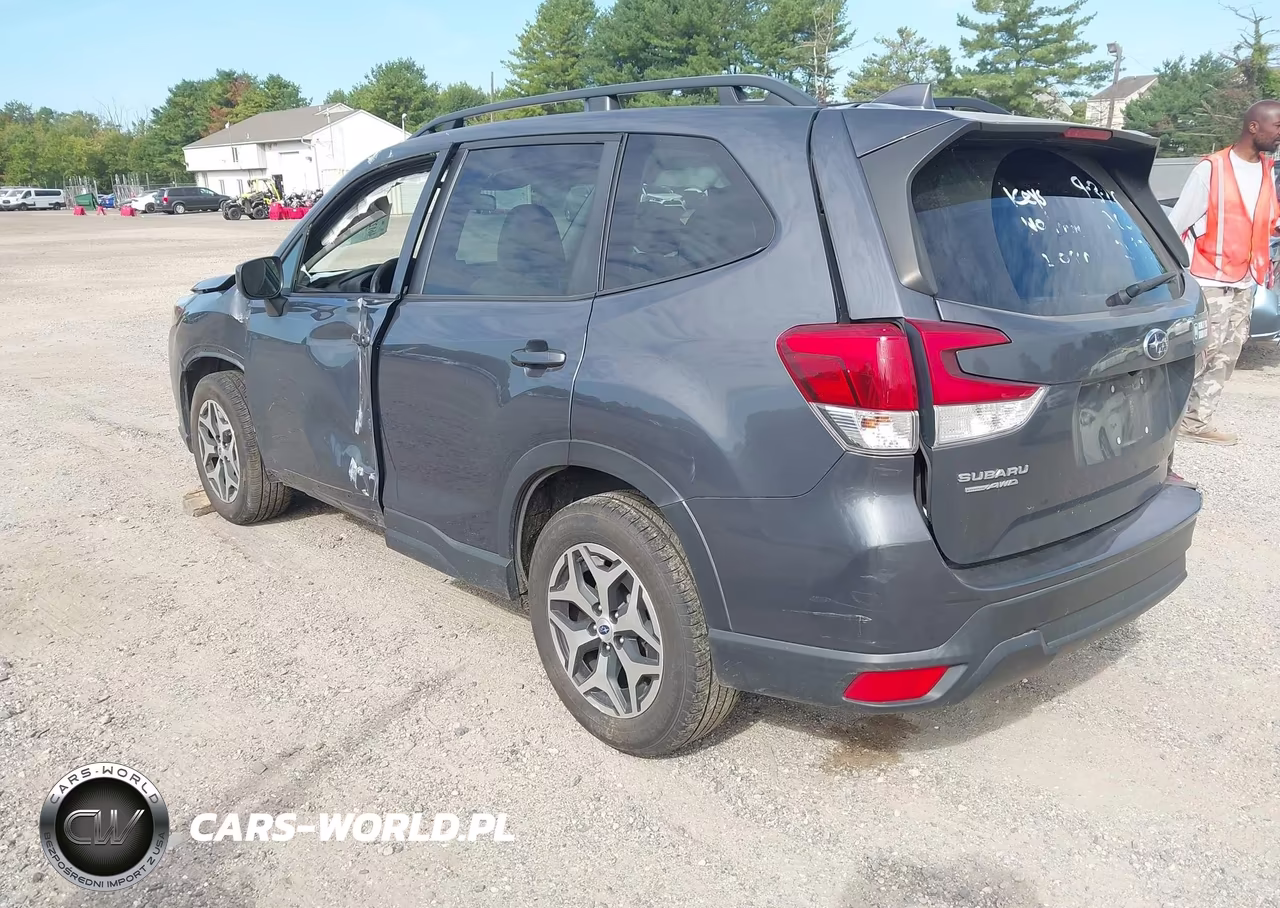 2022 Subaru Forester Premium VIN:JF2SKAEC4NH462776 - 3
