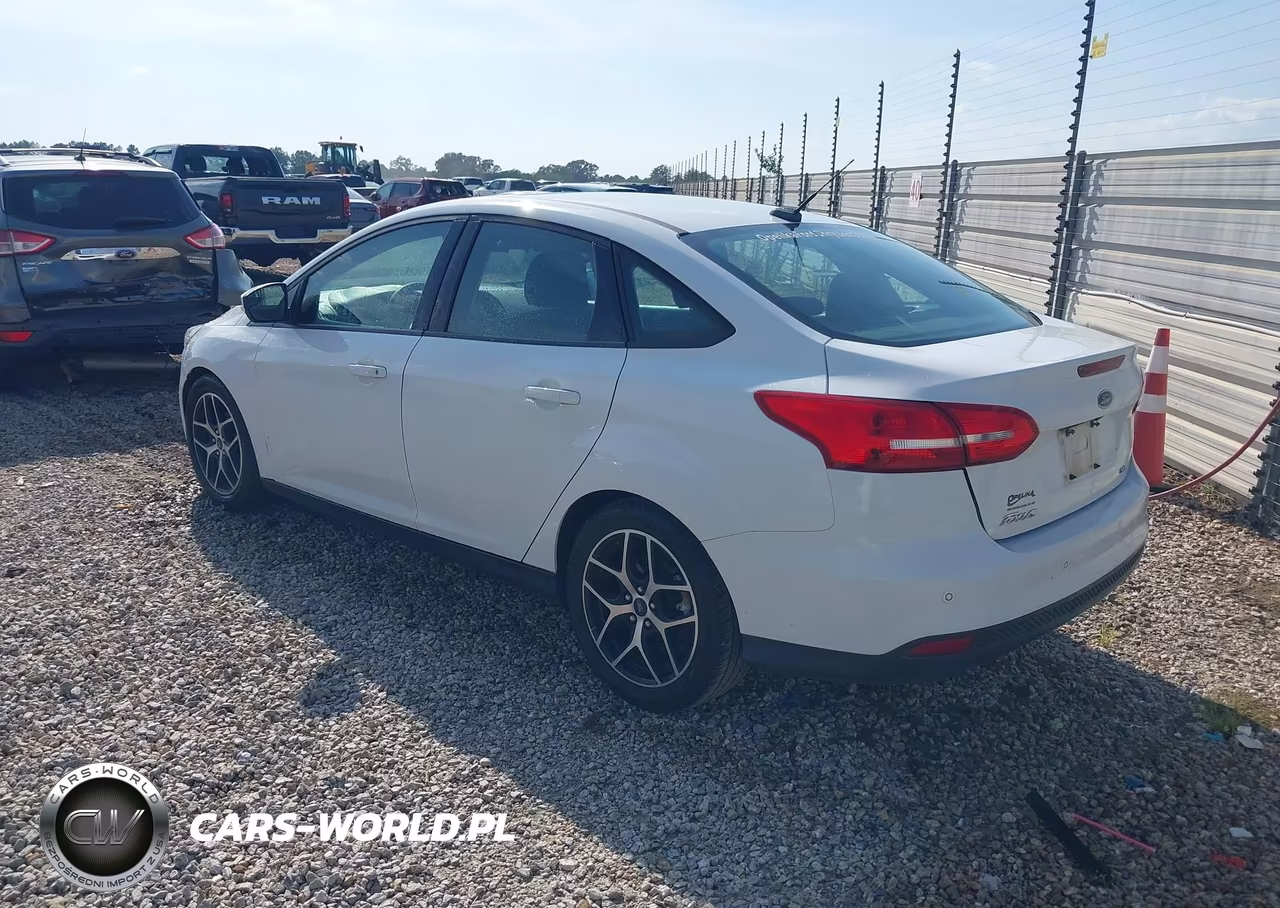 2017 Ford Focus Sel VIN:1FADP3H20HL256367 - 3