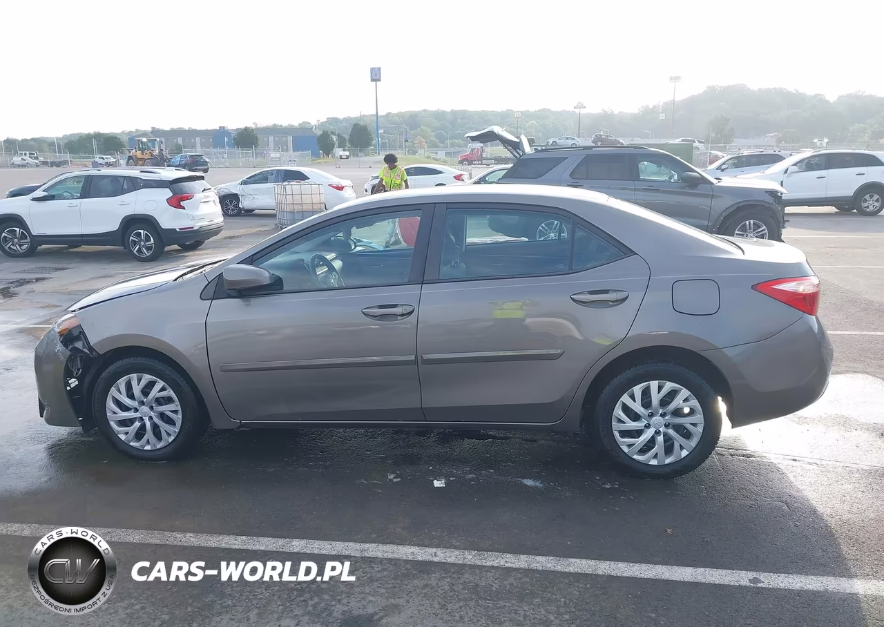 2017 Toyota Corolla Le VIN:5YFBURHE5HP657816 - 14