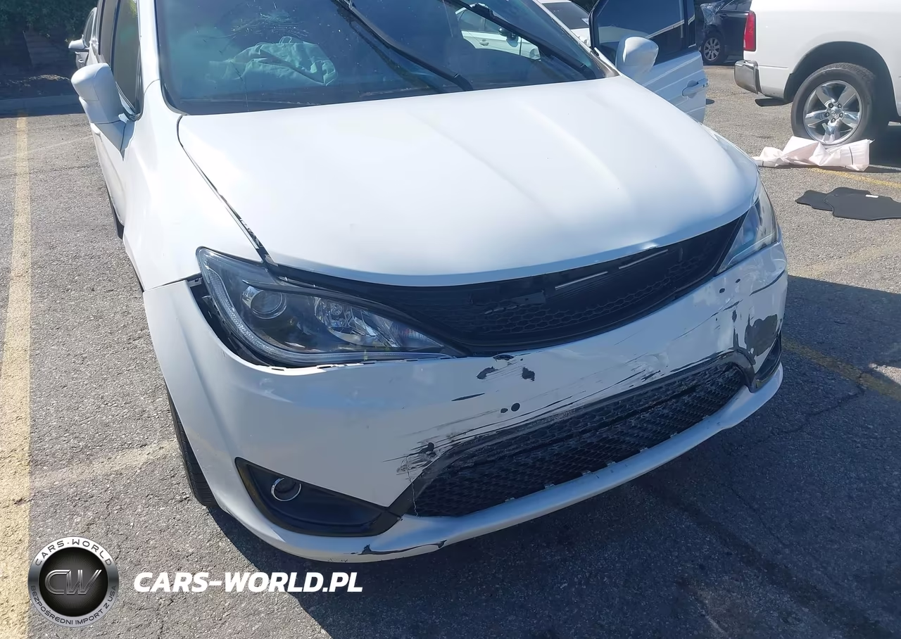 2020 Chrysler Pacifica Hybrid Touring L VIN:2C4RC1L74LR196211 - 12