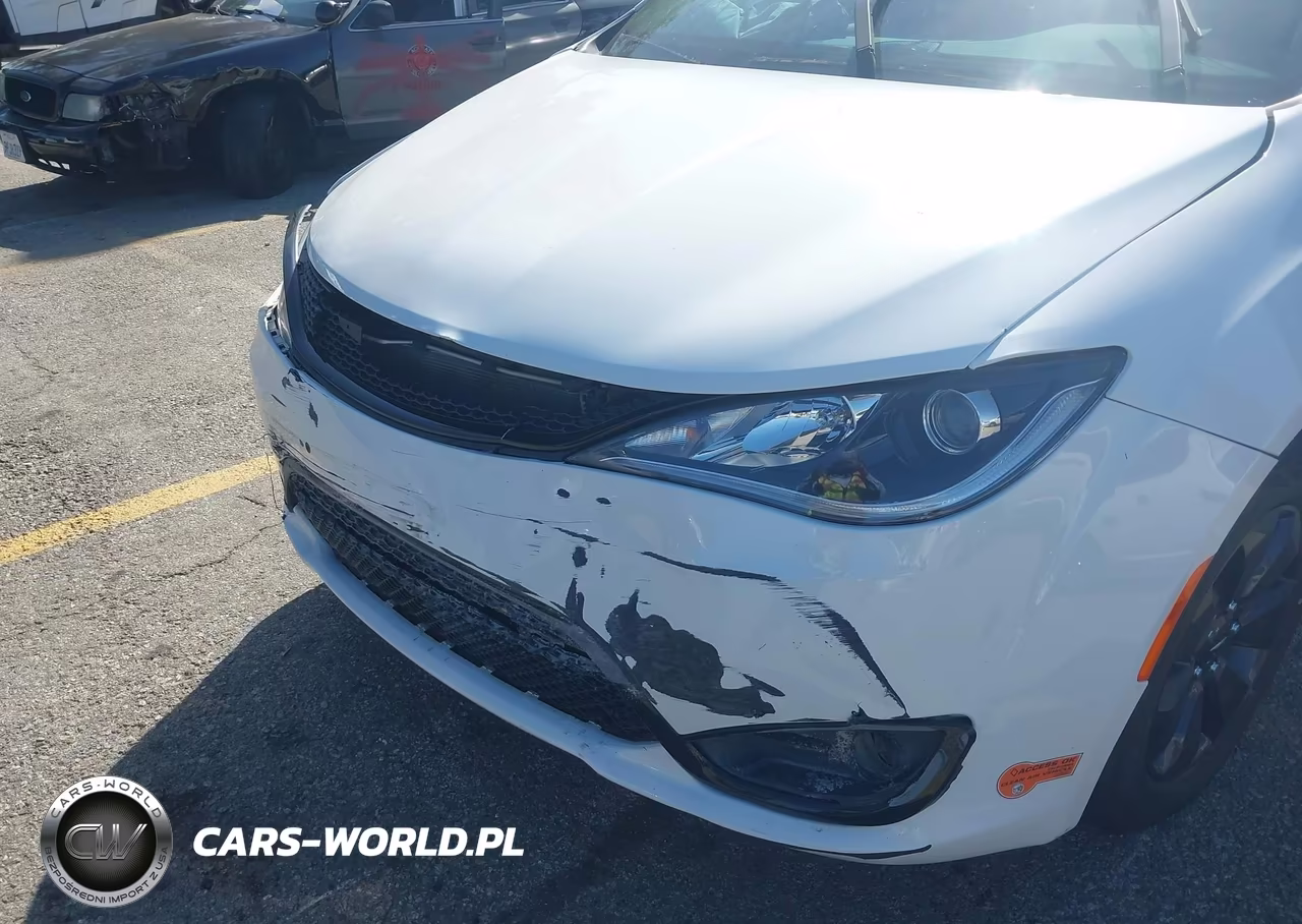 2020 Chrysler Pacifica Hybrid Touring L VIN:2C4RC1L74LR196211 - 13