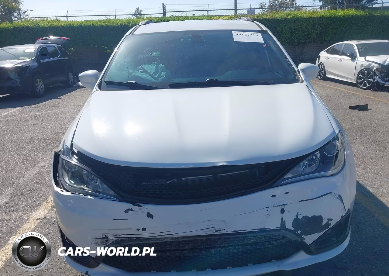 2020 Chrysler Pacifica Hybrid Touring L VIN:2C4RC1L74LR196211 - 14