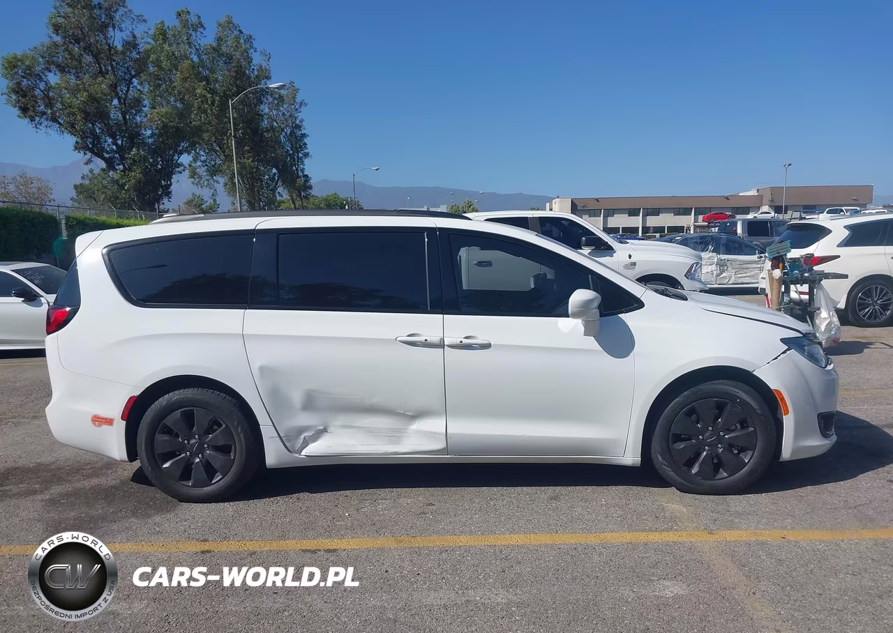2020 Chrysler Pacifica Hybrid Touring L VIN:2C4RC1L74LR196211 - 15