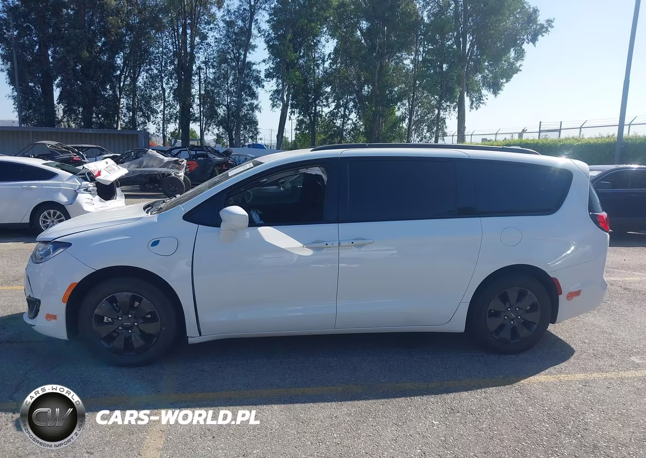 2020 Chrysler Pacifica Hybrid Touring L VIN:2C4RC1L74LR196211 - 16