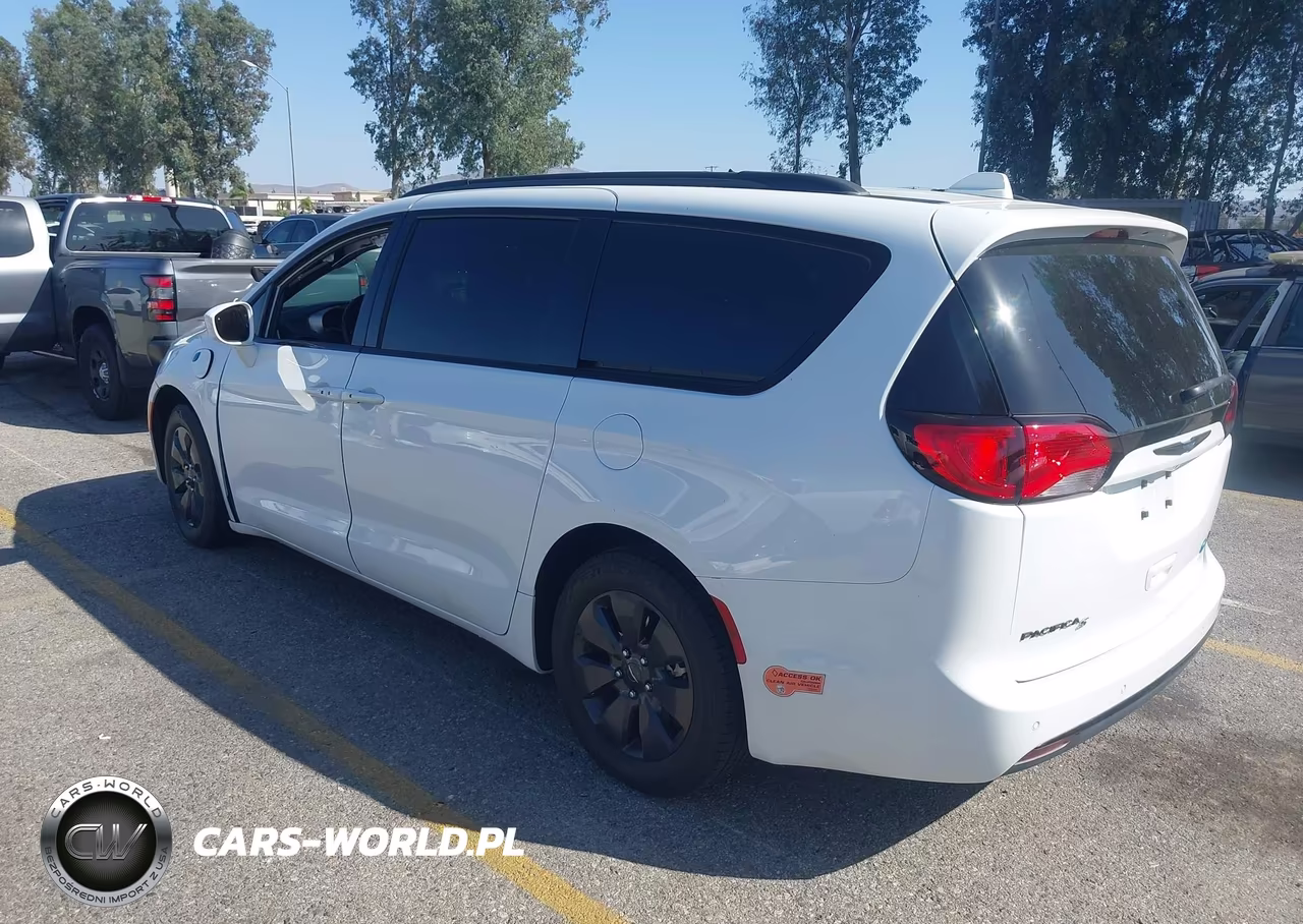 2020 Chrysler Pacifica Hybrid Touring L VIN:2C4RC1L74LR196211 - 3