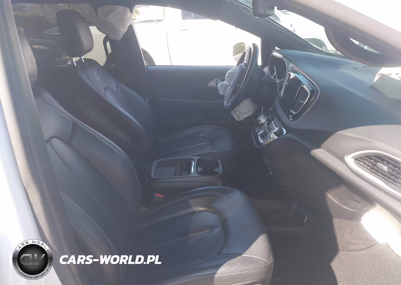 2020 Chrysler Pacifica Hybrid Touring L VIN:2C4RC1L74LR196211 - 5