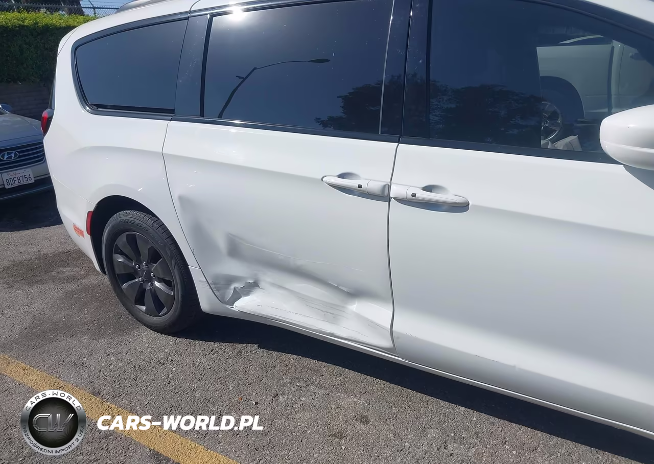 2020 Chrysler Pacifica Hybrid Touring L VIN:2C4RC1L74LR196211 - 6