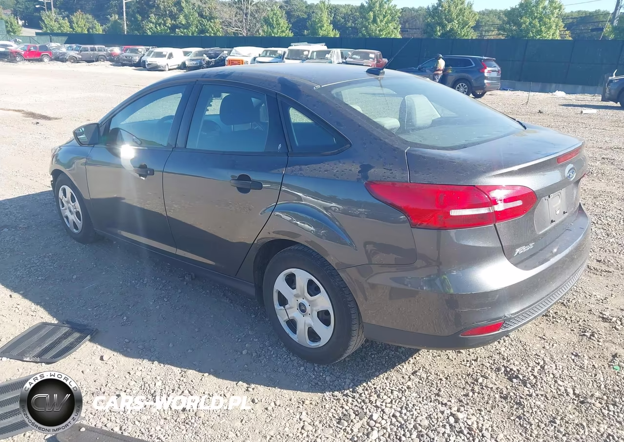 2018 Ford Focus S VIN:1FADP3E20JL237702 - 3