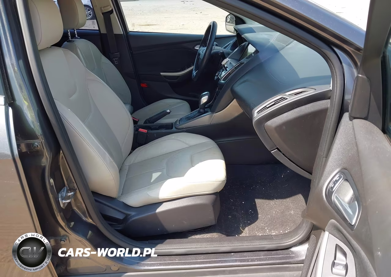 2016 Ford Focus Titanium VIN:1FADP3N23GL235449 - 5